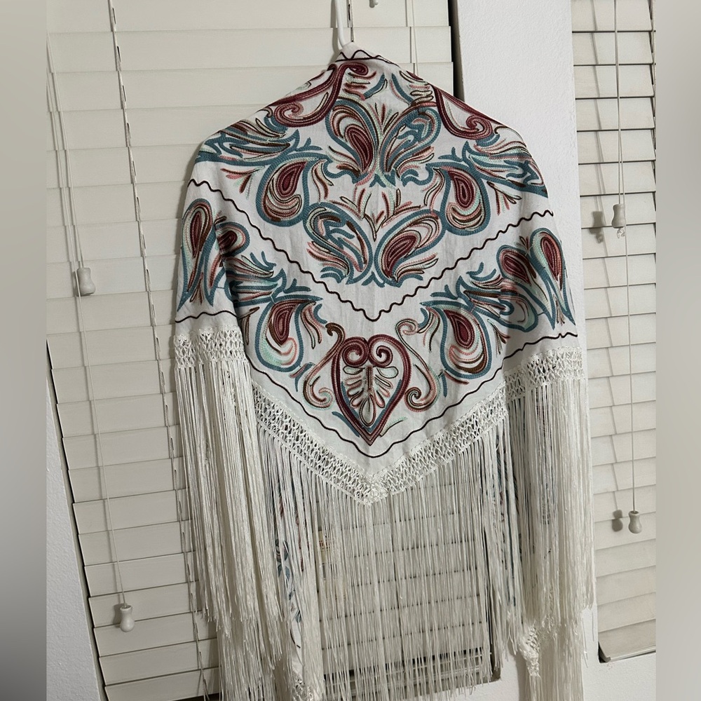 Idyllwind white triangle shawl embroidered w/tassels